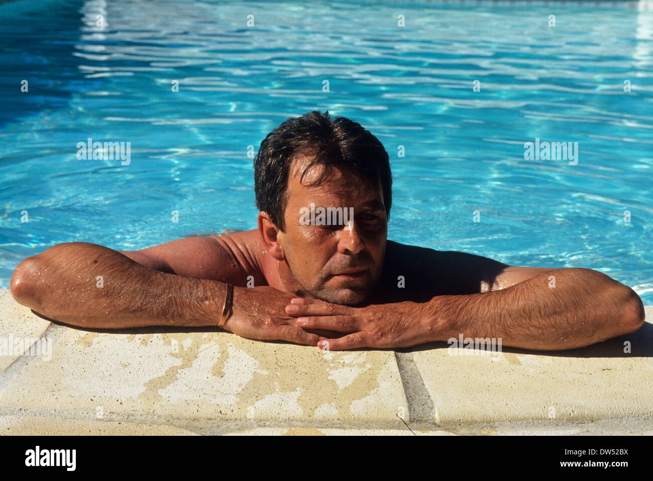 L'uomo rilassante vacanza in piscina Foto Stock