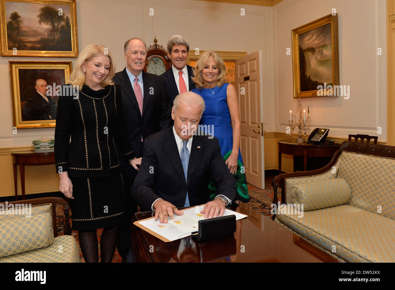 Vice Presidente Biden segni la nomina paper per Ambassador Russell Foto Stock