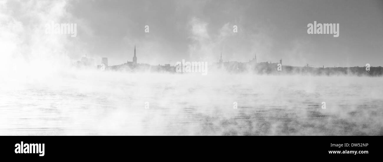 La silhouette della città di Tallinn dietro vaporing mare Foto Stock
