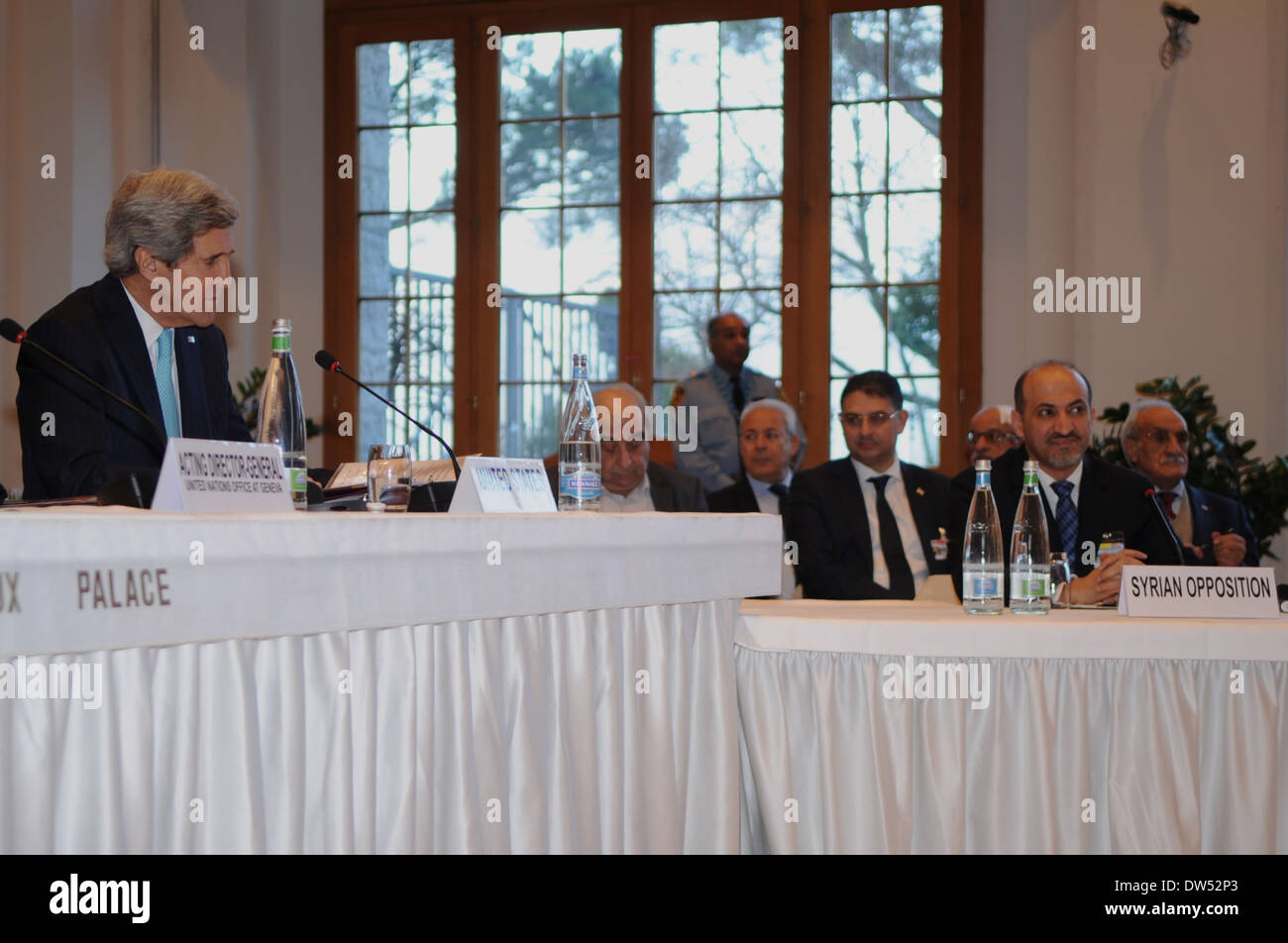 Segretario Kerry siede oltre all opposizione siriana coalizione Presidente Jarba a Ginevra II conferenza Foto Stock