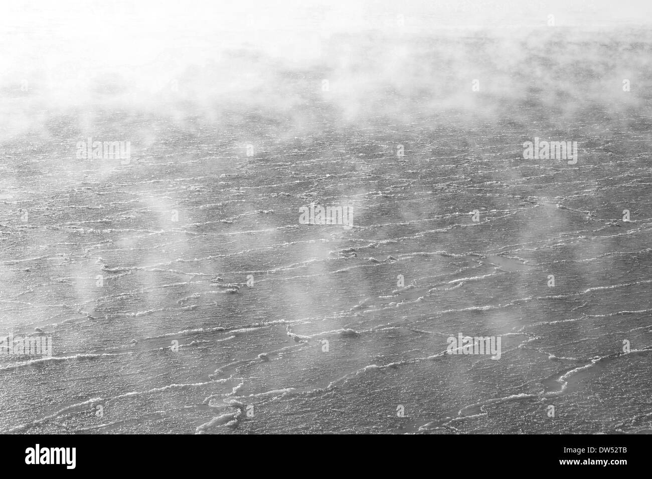 Foschia o nebbia al di sopra di superfici ghiacciate o metà acqua congelata Foto Stock