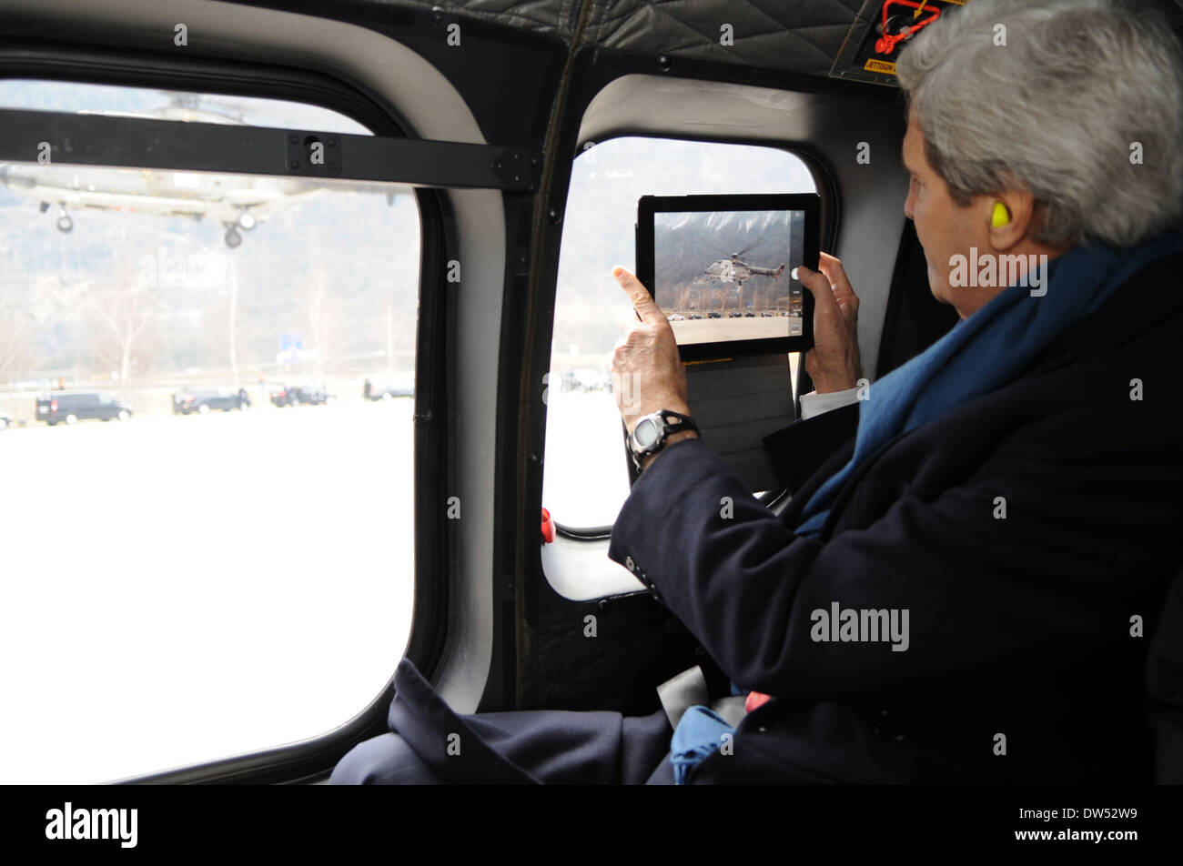 Segretario Kerry fotografie il decollo di premere elicottero in Svizzera Foto Stock