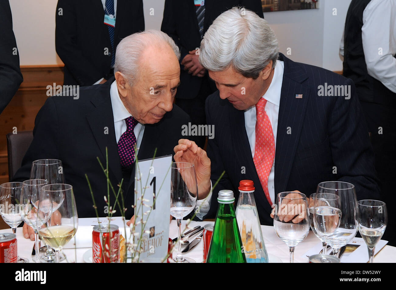 Segretario Kerry parla con il presidente israeliano Peres a Davos Foto Stock