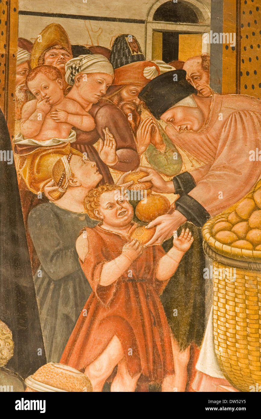 L'Europa, Italia, Toscana, Siena, santa maria della scala, pellegrinaio, affreschi di Domenico di Bartolo, la distribuzione del pane Foto Stock