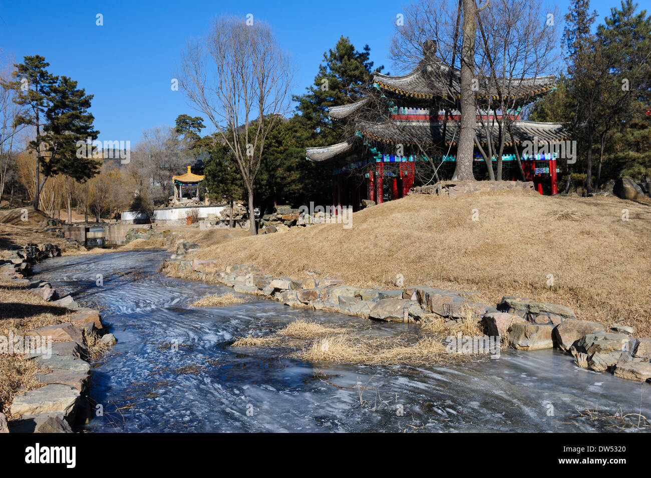 Flusso congelato nei pressi di uno dei padiglioni di Bishu Shanzhuang, la Imperial Estate Villa in Chengde. Nella provincia di Hebei,Cina. Foto Stock