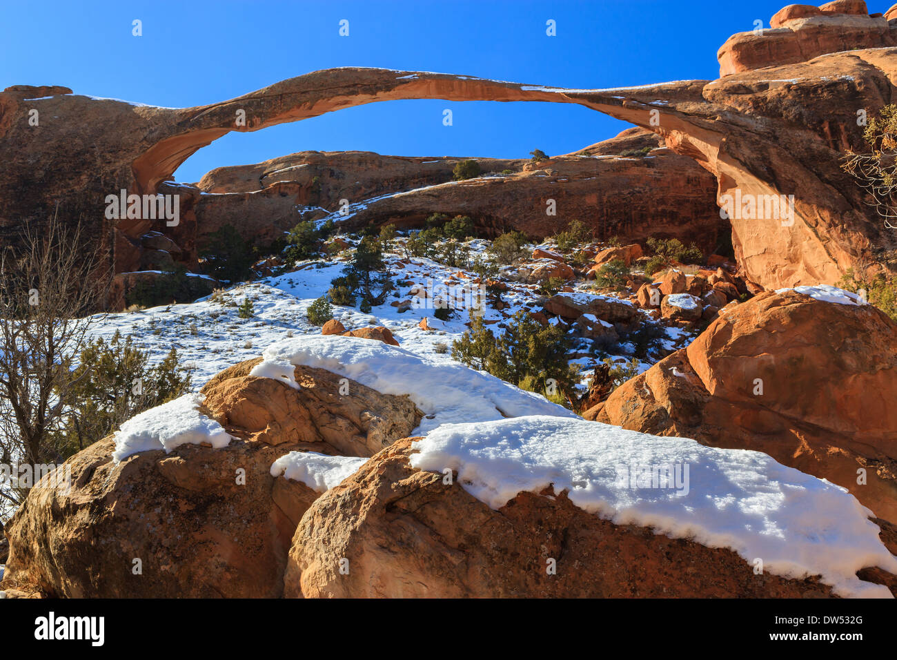 Paesaggio invernale a Landscape Arch nel Parco Nazionale Arches, vicino a Moab, Utah - USA Foto Stock