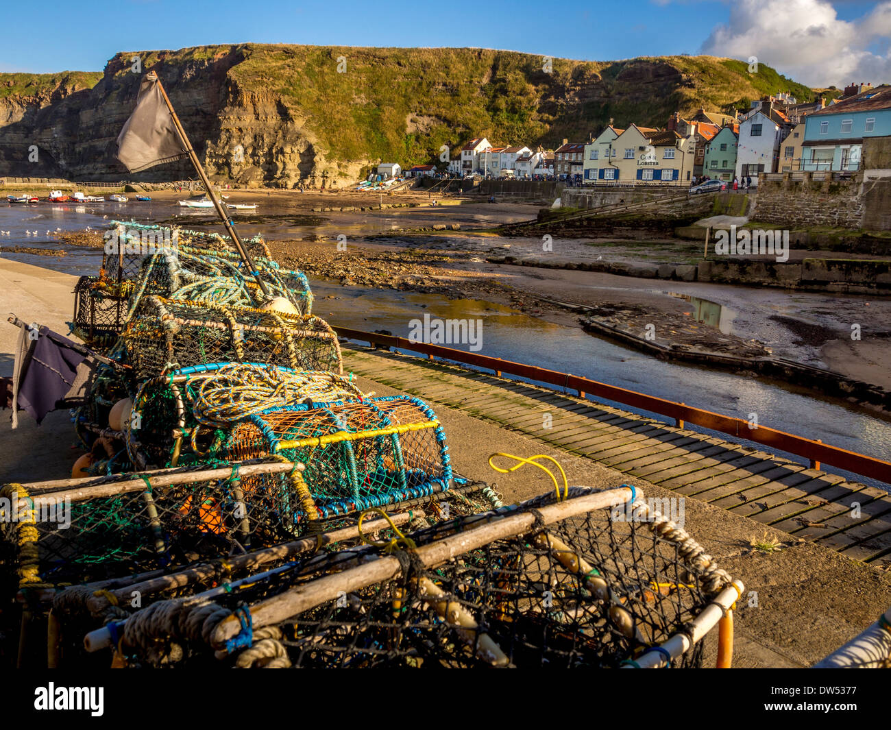 Granchio impilato e pentole di aragosta nel porto di Staithes. North Yorkshire, Regno Unito. Foto Stock