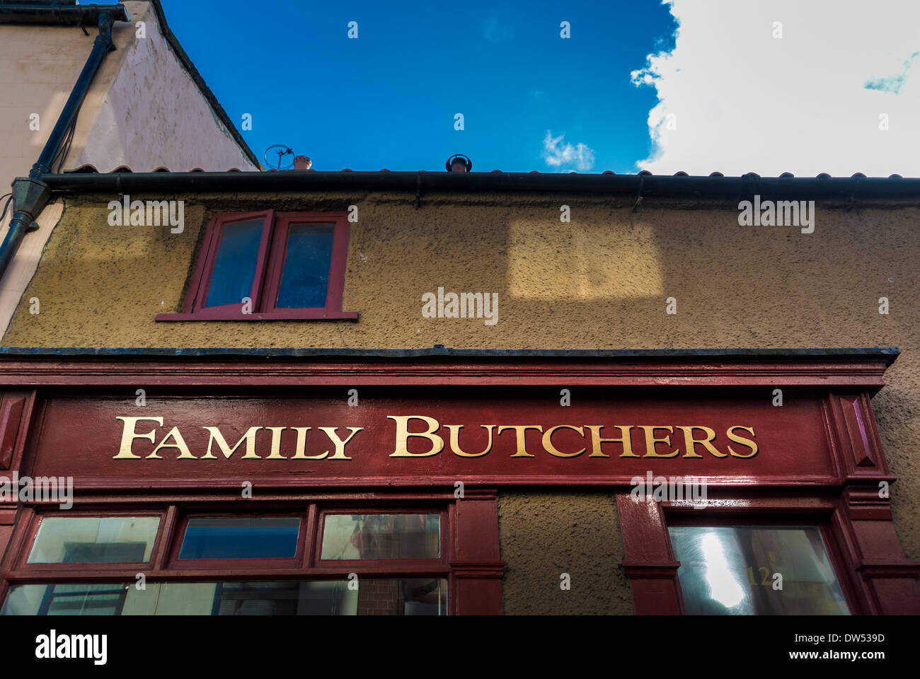 Famiglia butcher sign on shop, Staithes, UK. Foto Stock