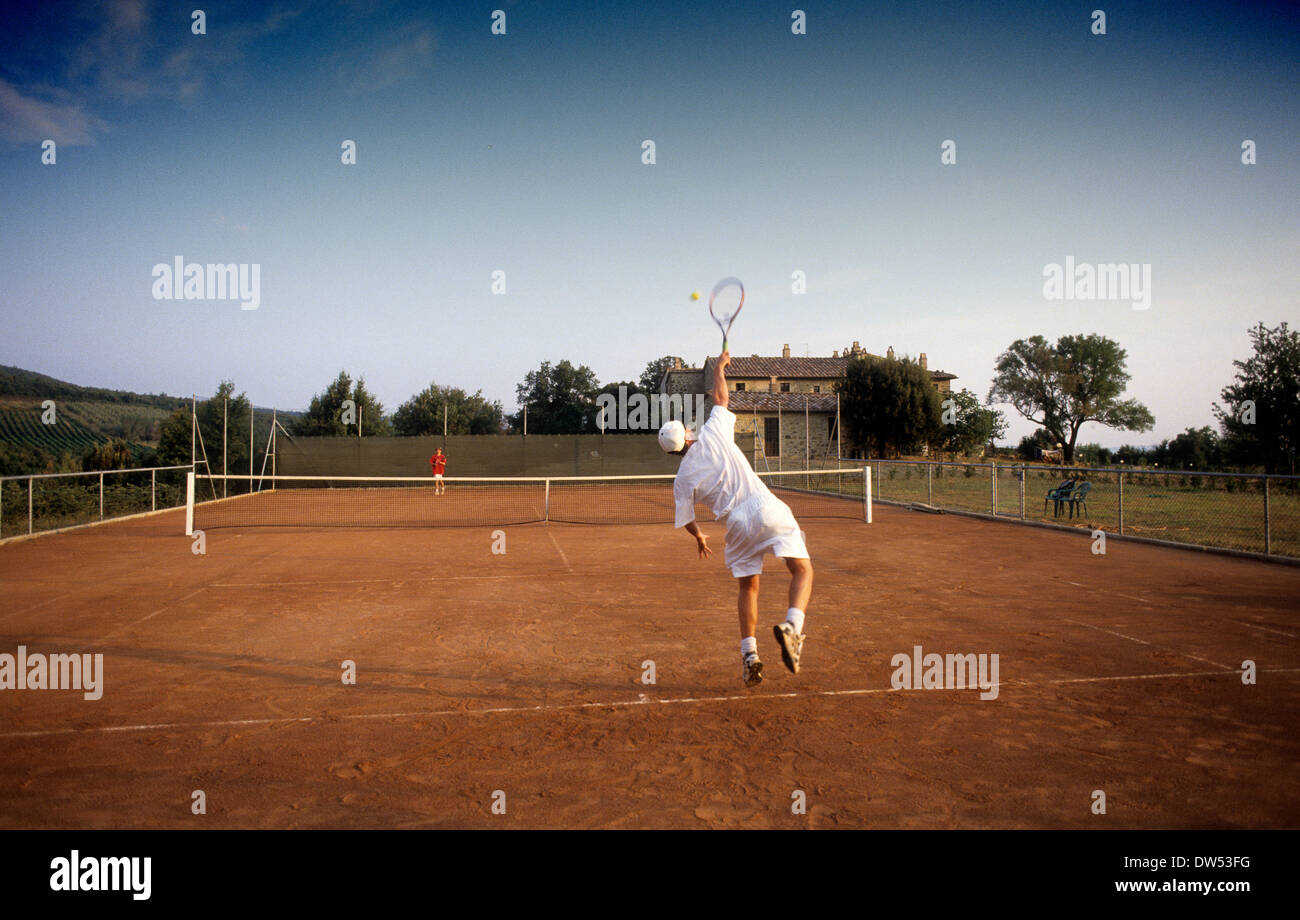 Campi da tennis in argilla rossa corte Toscana Italia Foto Stock