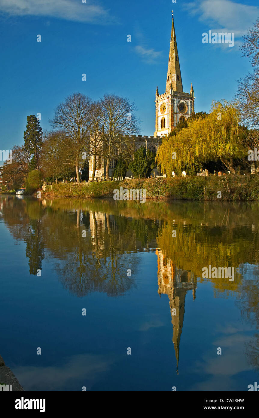 Chiesa della Santa Trinità in Stratford upon Avon è riflessa nel fiume Avon presto su una mattina di primavera. Foto Stock