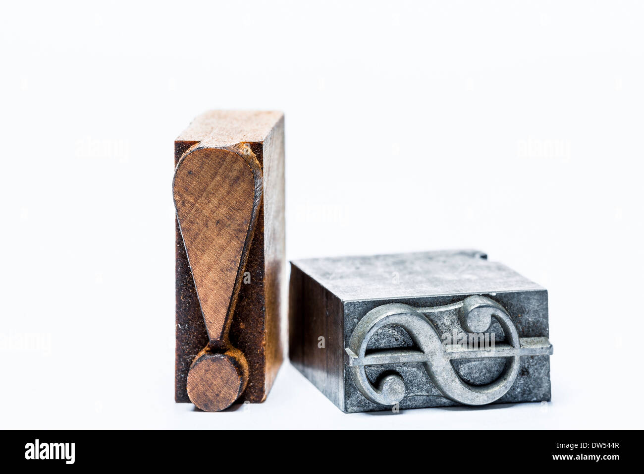 Metallo e legno mobili tipo di us dollar sign e il punto esclamativo Foto Stock