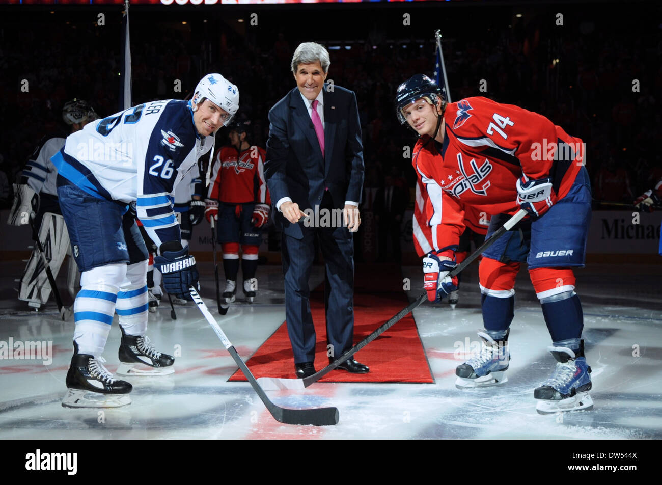 Segretario Kerry si prepara per il cerimoniale di Puck goccia con U.S. Atleti olimpionici Wheeler, Carlson Foto Stock