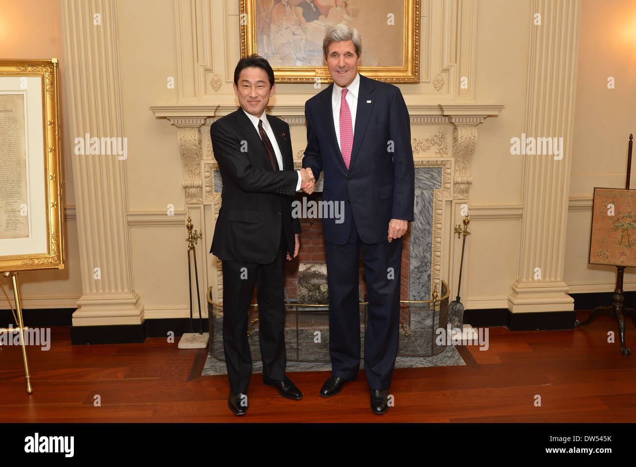 Segretario Kerry e giapponese Ministro degli Esteri Kishida agitare le mani Foto Stock