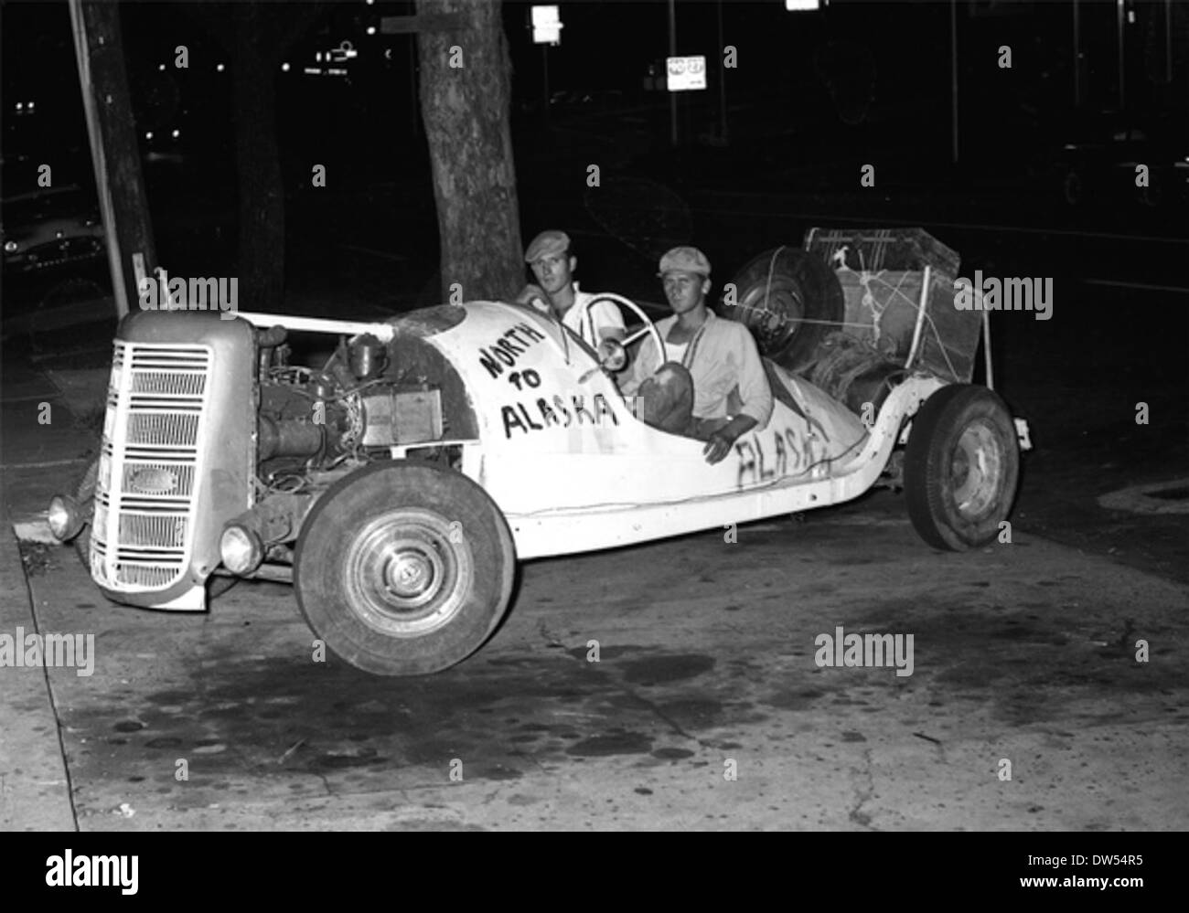 Bobby Lee Billings e Bobby Cunard, viaggiatori di Jacksonville, vengono catturati durante il loro viaggio attraverso Tallahassee negli anni '1960, diretti in Alaska. Questa fotografia mette in risalto lo spirito dell'avventura e i popolari viaggi su strada americani durante l'epoca. Foto Stock