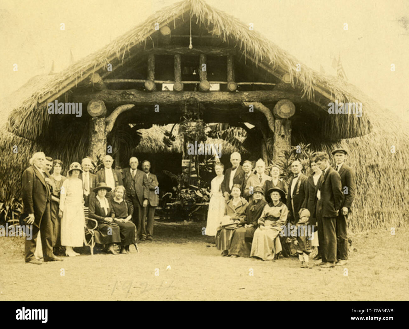 Questa immagine della Koreshan Unity Collection mostra i membri della Koreshan negli anni '1920 presso i Rustic Tea Gardens di estero, Florida. Raffigura l'architettura della comunità e i ritratti di gruppo durante il loro soggiorno lungo il Tamiami Trail. Foto Stock
