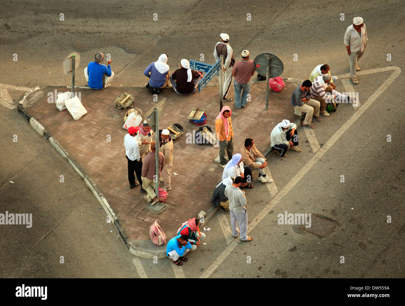 Il Qatar Doha, i lavoratori migranti, in attesa di andare al lavoro, Foto Stock
