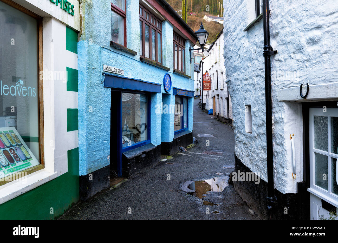 Stradine tortuose a Polperro in Cornovaglia Foto Stock