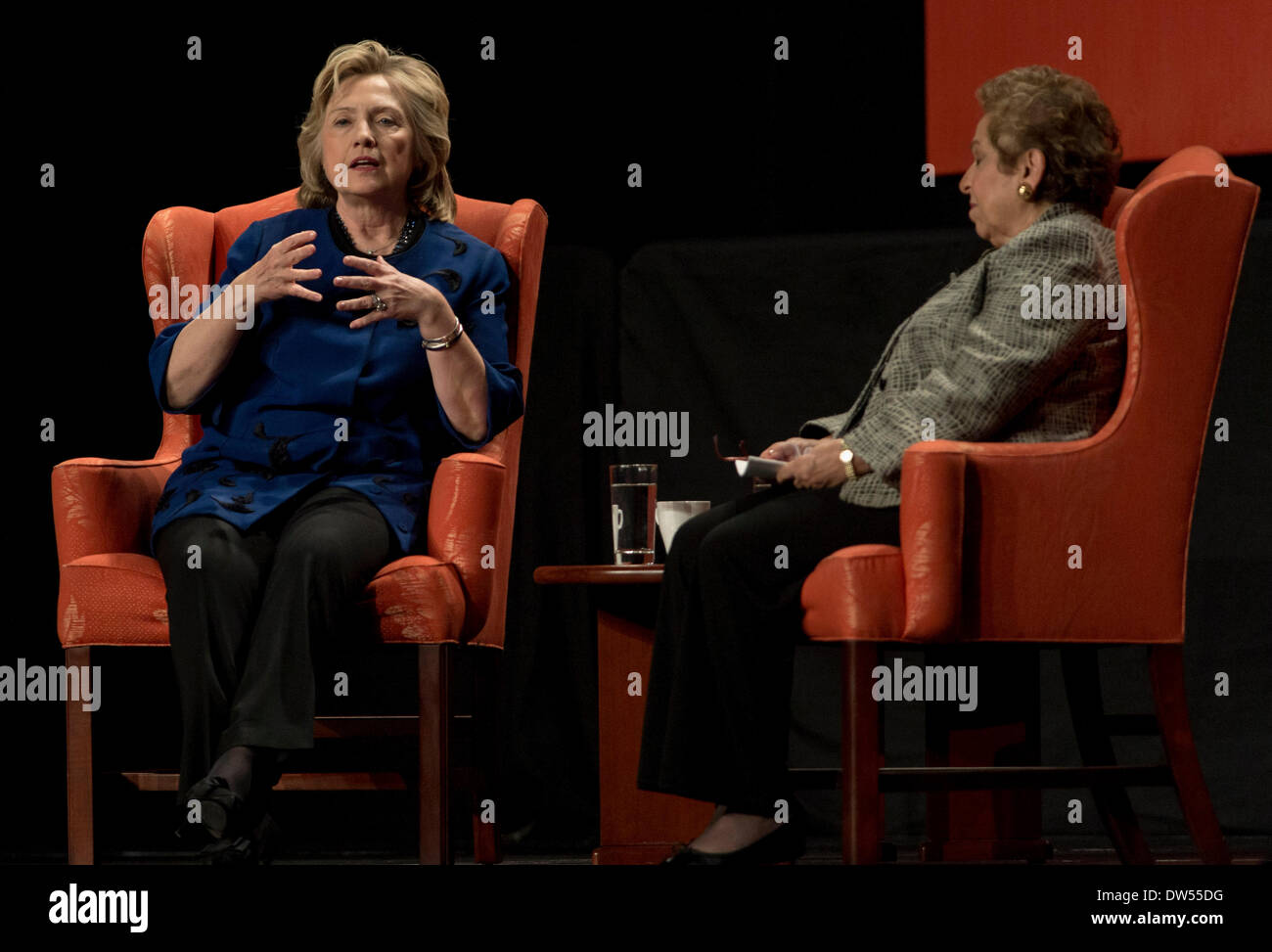 Coral Gables, Florida, Stati Uniti d'America. 26 Febbraio, 2014. DONNA SHALALA, Presidente dell'Università di Miami, conduce una sessione di domande e risposte con HILLARY CLINTON davanti a un pubblico di studenti, docenti, personale e gli ospiti invitati presso il Centro BankUnited sul campus di UM. Credito: Brian Cahn/ZUMAPRESS.com/Alamy Live News Foto Stock