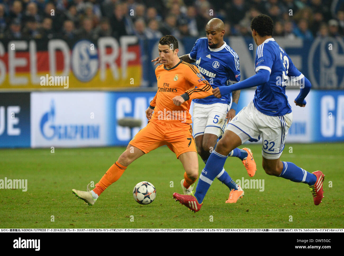 Gelsenkirchen (Germania). 26 Febbraio, 2014. (L-R) Cristiano Ronaldo (reale), Felipe Santana, Joel Matip (Schalke) Calcio : UEFA Champions League Round di 16, 1° leg match tra FC Schalke 04 1-6 Real Madrid a Veltins-Arena a Gelsenkirchen, Germania . Credito: Takamoto Tokuhara/AFLO/Alamy Live News Foto Stock