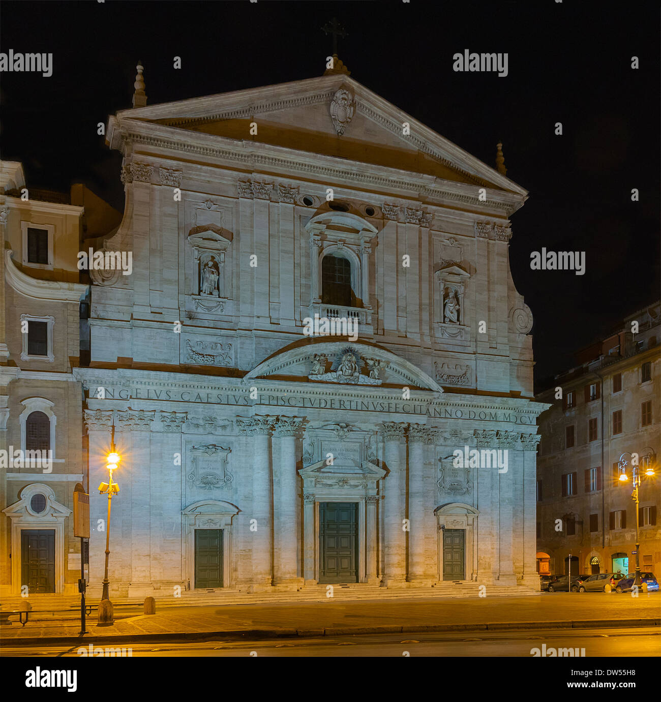 Facciata di Santa Maria in Vallicella chiesa, di notte, Roma, Italia. Foto Stock