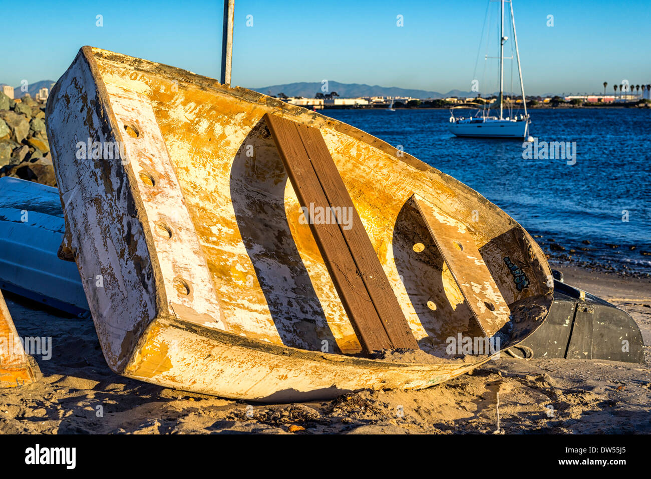 Barche ormeggiate sulla sabbia. Shelter Island litorale Park, San Diego, California, Stati Uniti. Foto Stock