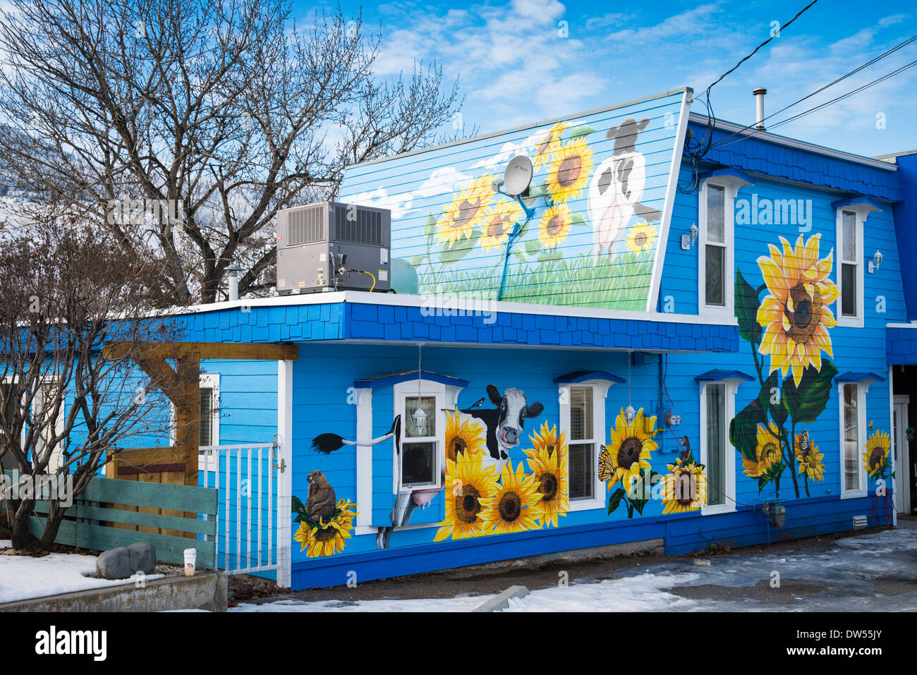 Casa dipinta con girasoli e vacche, Cache Creek, British Columbia, Canada Foto Stock