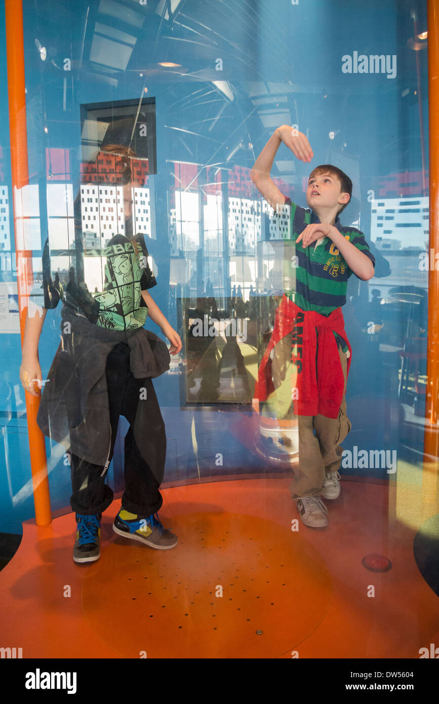 Ragazzi che interagiscono con il flusso di aria presentano a Telus, il mondo della scienza, Vancouver, British Columbia, Canada Foto Stock