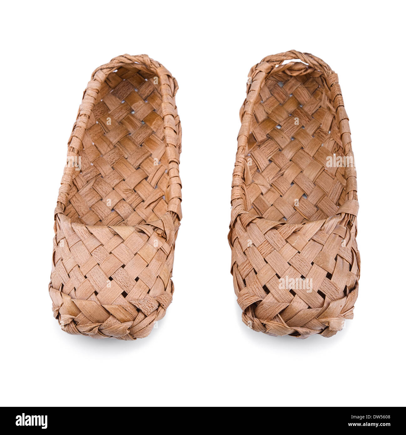 Vecchio Tiglio russo scarpe isolati su sfondo bianco.Focus sulla parte anteriore. Foto Stock