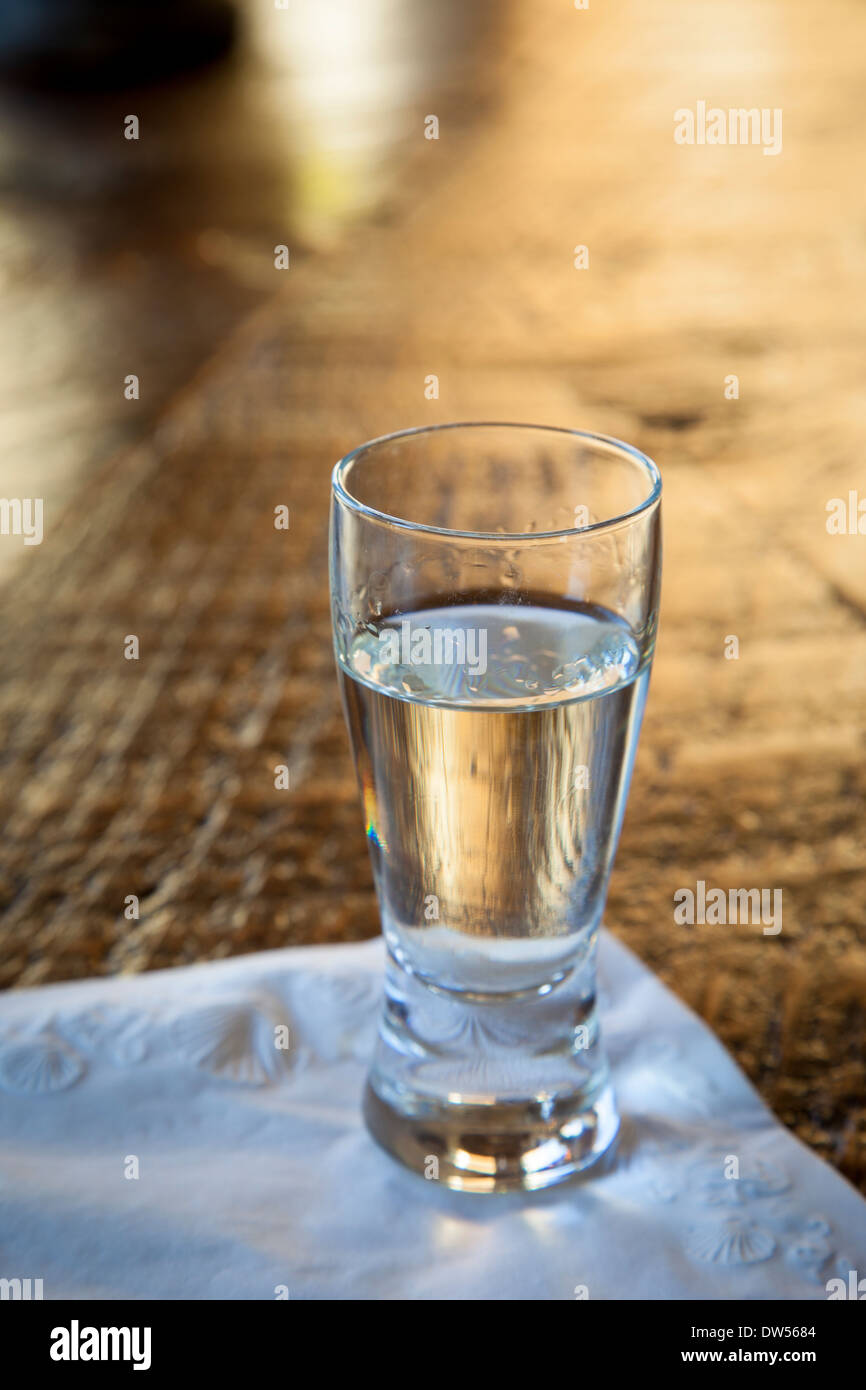 Single shot di Tequila sulla tavola di legno Foto Stock