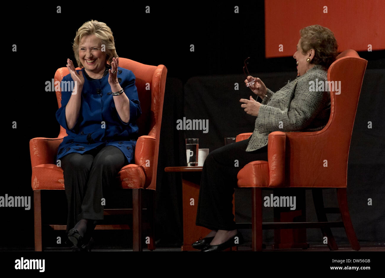 Coral Gables, Florida, Stati Uniti d'America. 26 Febbraio, 2014. DONNA SHALALA, Presidente dell'Università di Miami, conduce una sessione di domande e risposte con HILLARY CLINTON davanti a un pubblico di studenti, docenti, personale e gli ospiti invitati presso il Centro BankUnited sul campus di UM. Credito: Brian Cahn/ZUMAPRESS.com/Alamy Live News Foto Stock