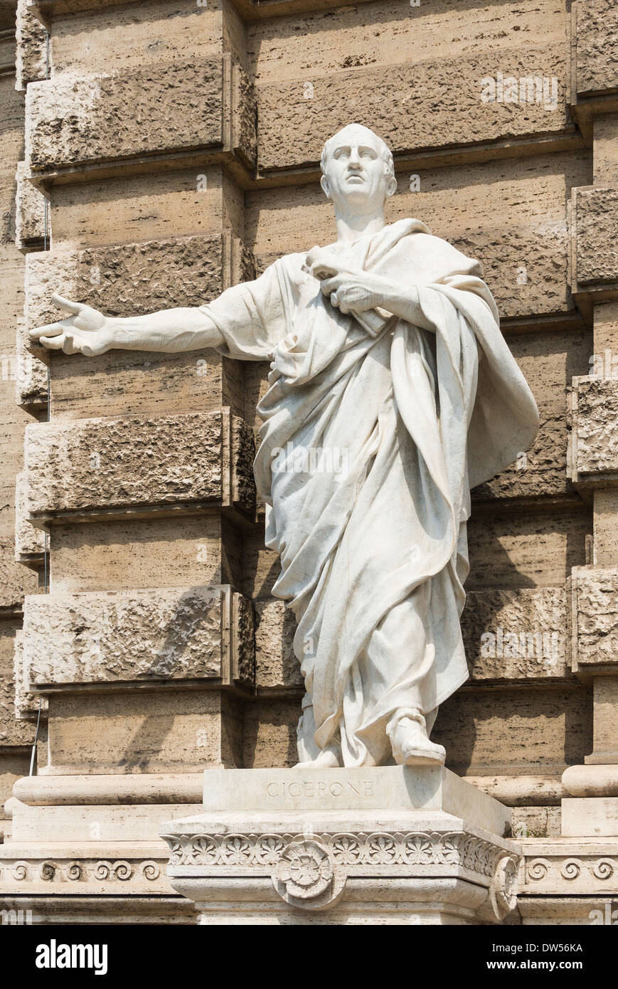 La Statua di Cicerone si trova di fronte al tribunale di Roma. Cicerone, famoso statista romano, oratore e filosofo, è raffigurato nella statua come simbolo del pensiero giuridico e politico romano. La statua fa parte della ricca collezione di monumenti storici di Roma, in onore delle figure della Repubblica Romana. Il tribunale, un edificio iconico di Roma, è noto per la sua architettura neoclassica e il suo significato storico. Foto Stock