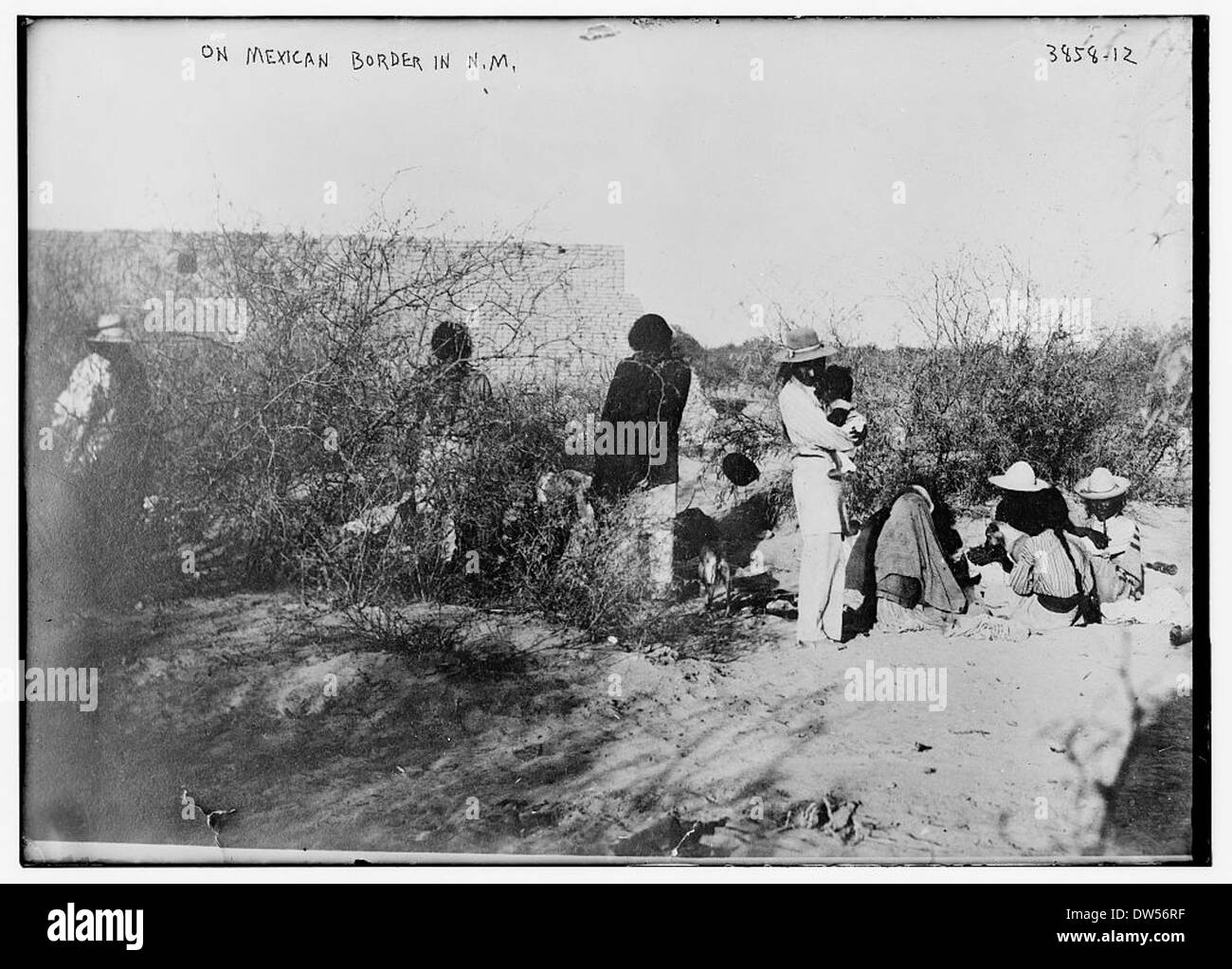 Questa fotografia cattura la vista storica del confine messicano nel New Mexico, offrendo una visione del paesaggio di confine durante un'epoca passata. Foto Stock