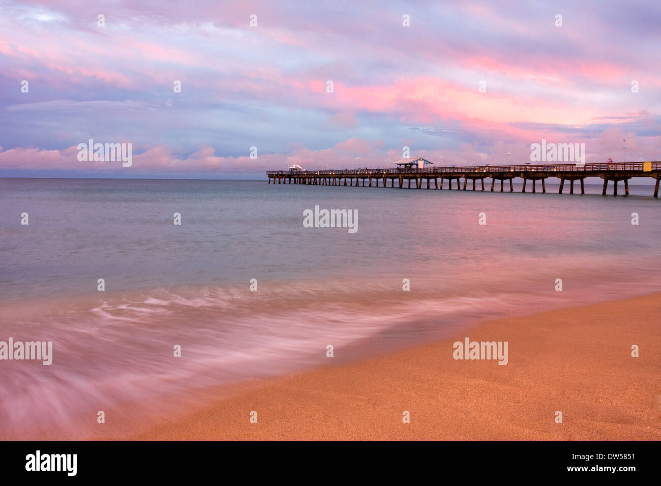 Lauderdale vicino al molo sul mare al tramonto, Florida, Stati Uniti d'America Foto Stock