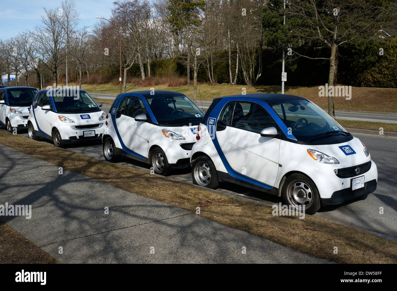 Auto 2go car sharing automobili Smart fortwo schierate sul British Columbia University campus, Vancouver, BC, Canada Foto Stock