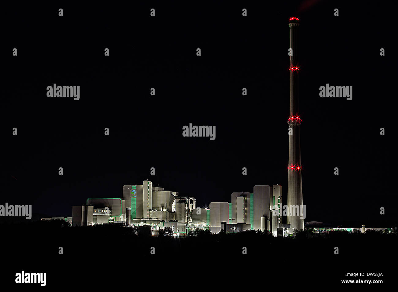 Questa immagine mostra un impianto di incenerimento dei rifiuti industriali, incentrato sul camino e sul sistema di scarico. L'incenerimento dei rifiuti è un processo utilizzato per ridurre il volume dei rifiuti bruciandoli ad alte temperature, con conseguenti ceneri, gas e calore. Il camino serve a rilasciare i gas di scarico in modo sicuro nell'atmosfera, garantendo il corretto smaltimento dei rifiuti e la conformità ambientale. Foto Stock