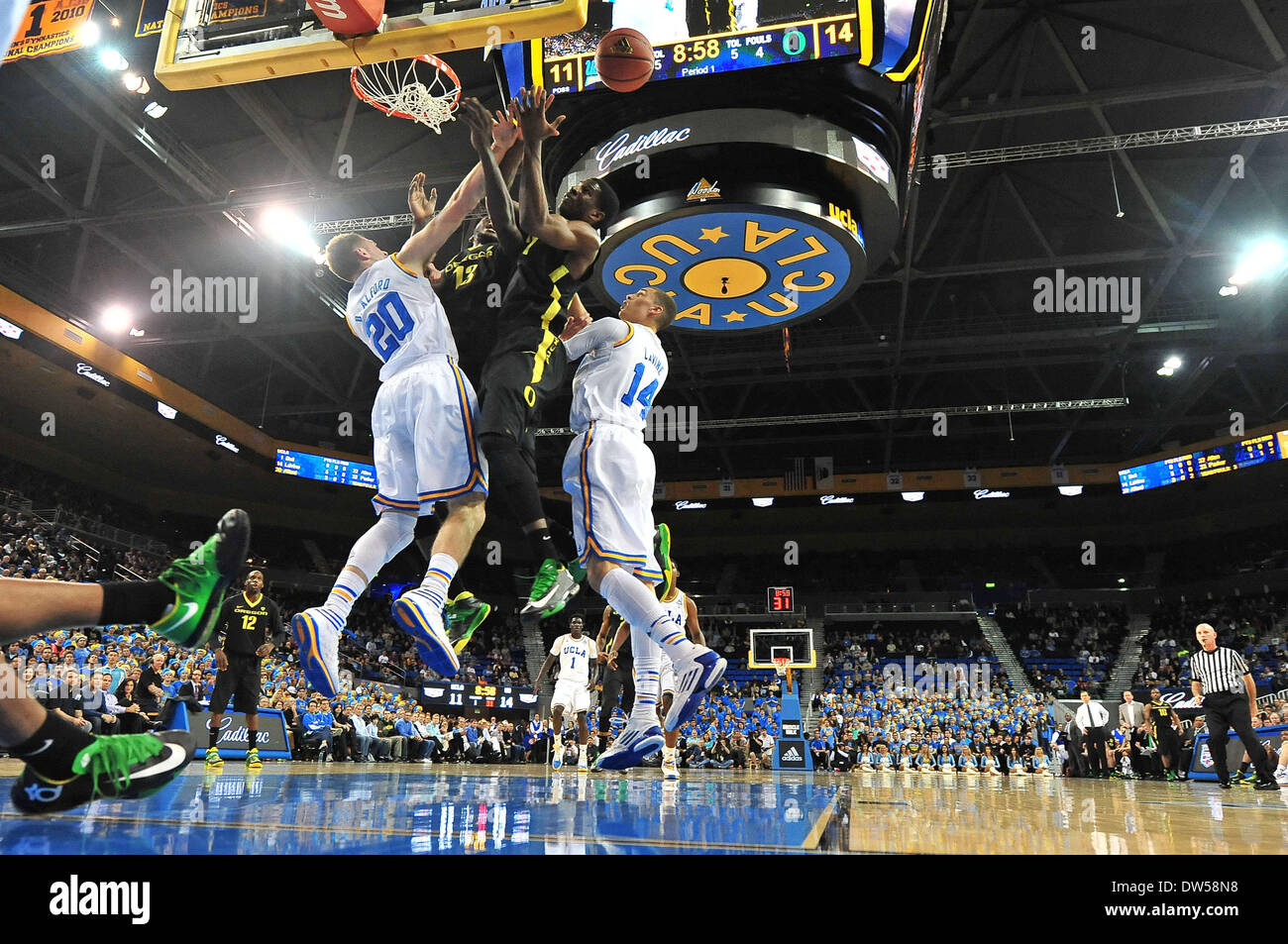 Los Angeles, CA, Stati Uniti d'America. Il 27 febbraio, 2014. Oregon Ducks guard Damyean Dotson #21 e Oregon Ducks avanti Richard Amardi #13 andare dopo la palla sul rimbalzo con la UCLA Bruins guard Zach LaVine, #14 e UCLA Bruins guard Bryce Alford #20 nel primo semestre durante il college basketball gioco tra la Oregon Ducks e la UCLA Bruins al Pauley Pavilion di Los Angeles, California.Louis Lopez/CSM/Alamy Live News Foto Stock
