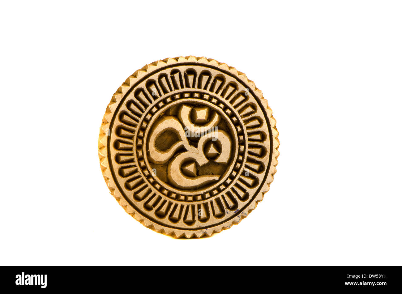 Spirituale om indù segno scolpito in legno isolata di tenuta su bianco Foto Stock