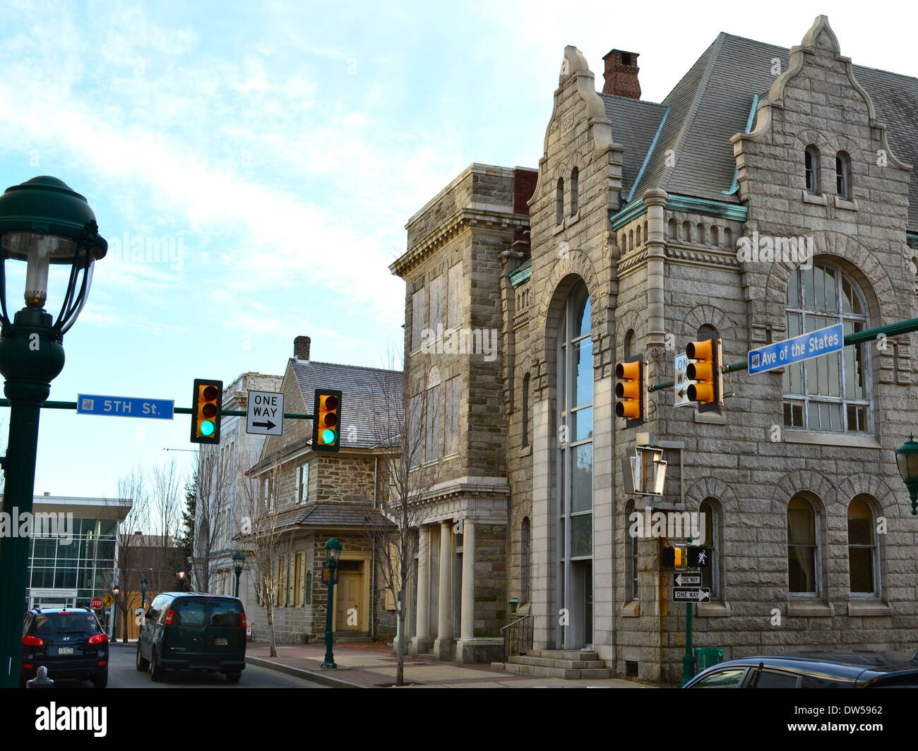 Centro cittadino di Chester, Pennsylvania un vecchio edificio della banca in corrispondenza di un angolo della Quinta Avenue e degli Stati Foto Stock