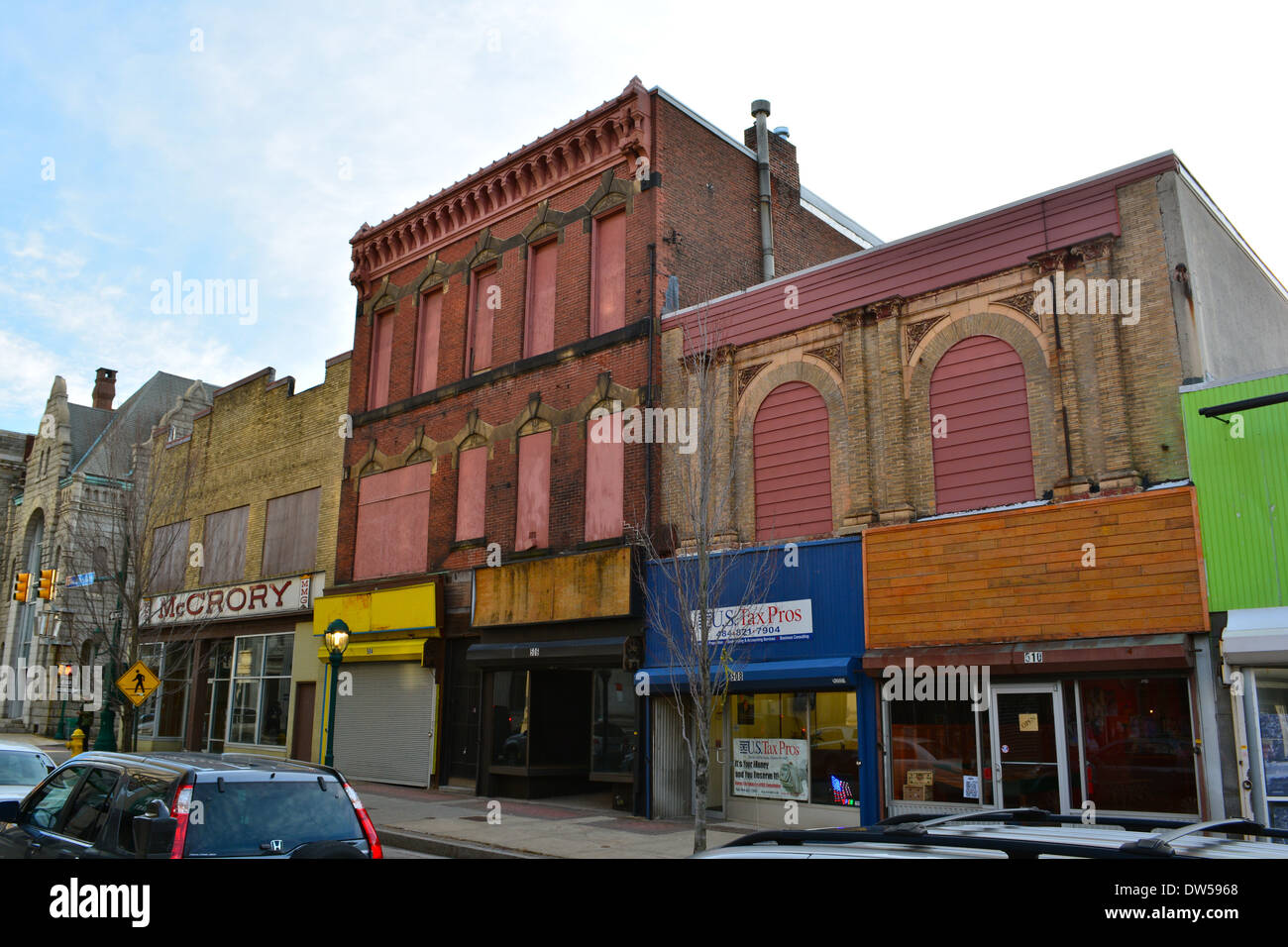 Gli edifici vuoti contavano 502-510 Avenue of the States nel centro di Chester, Pennsylvania. Le strutture rappresentano una parte del paesaggio urbano della città, attualmente non occupate e in varie fasi di abbandono. Foto Stock