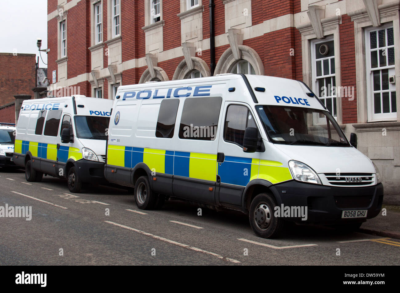 Furgoni di polizia al di fuori di Digbeth stazione di polizia, Birmingham, Regno Unito Foto Stock