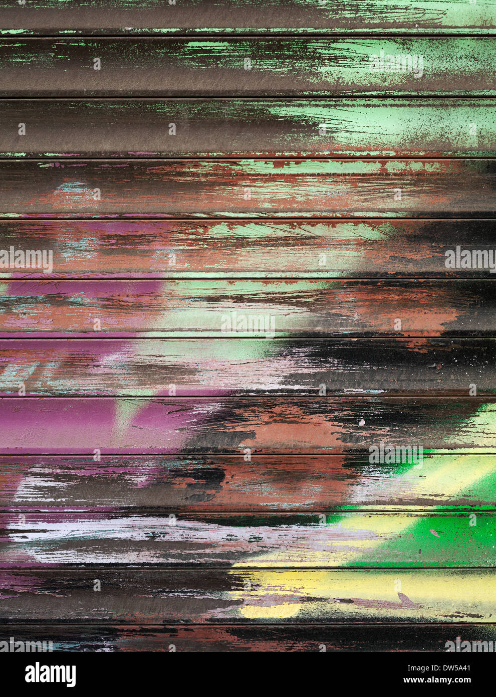 Abstract coloratissimo graffito frammento su Vecchie persiane in metallo Foto Stock