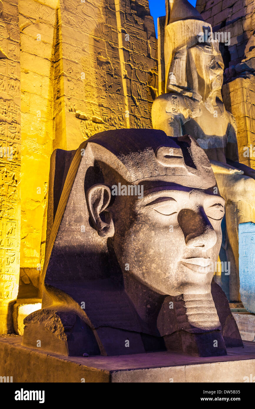 Le statue di Ramesse II all'ingresso del tempio di Luxor. Foto Stock