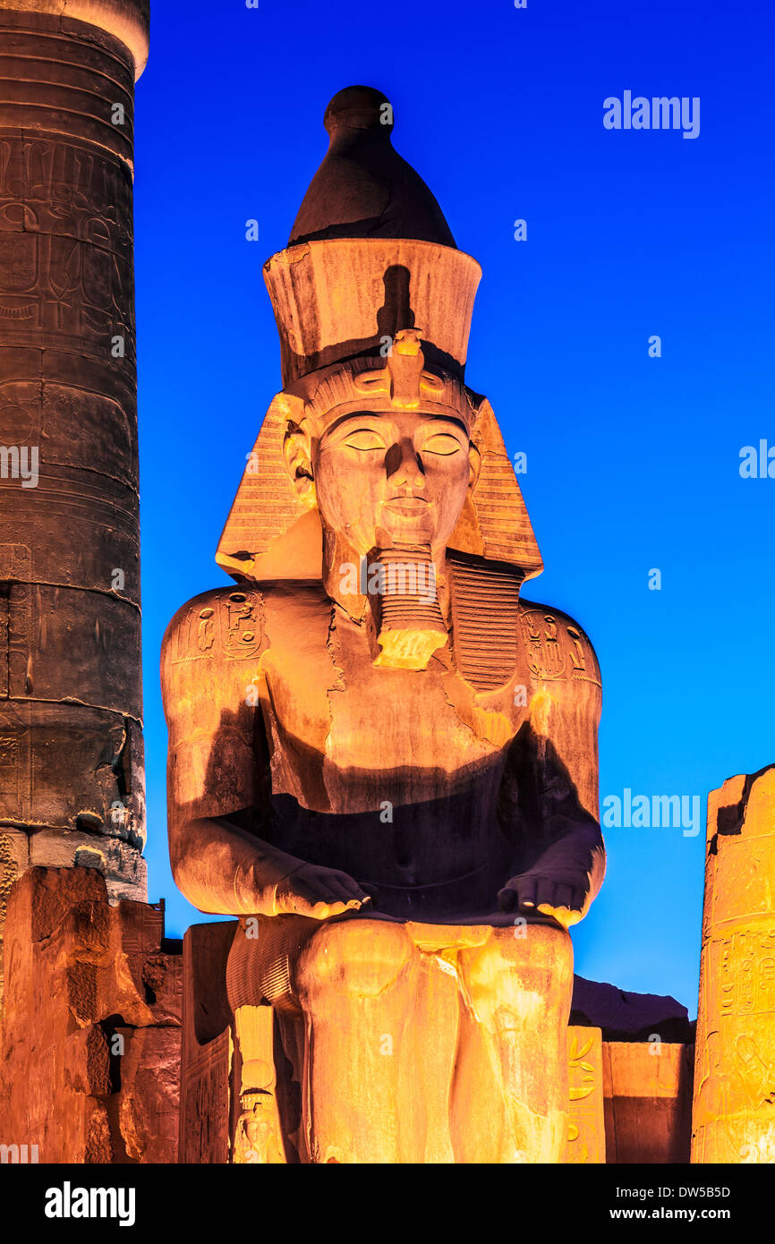 Statua di Ramesse II (originariamente Tutankhamon) alla fine del colonnato centrale di Amenhotep III nel Tempio di Luxor. Foto Stock