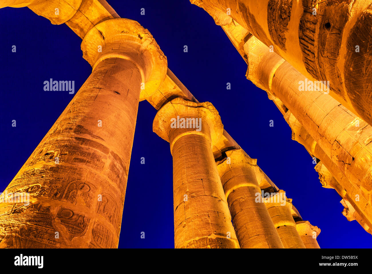 Il colonnato di Amenofi III al Tempio di Luxor. Foto Stock