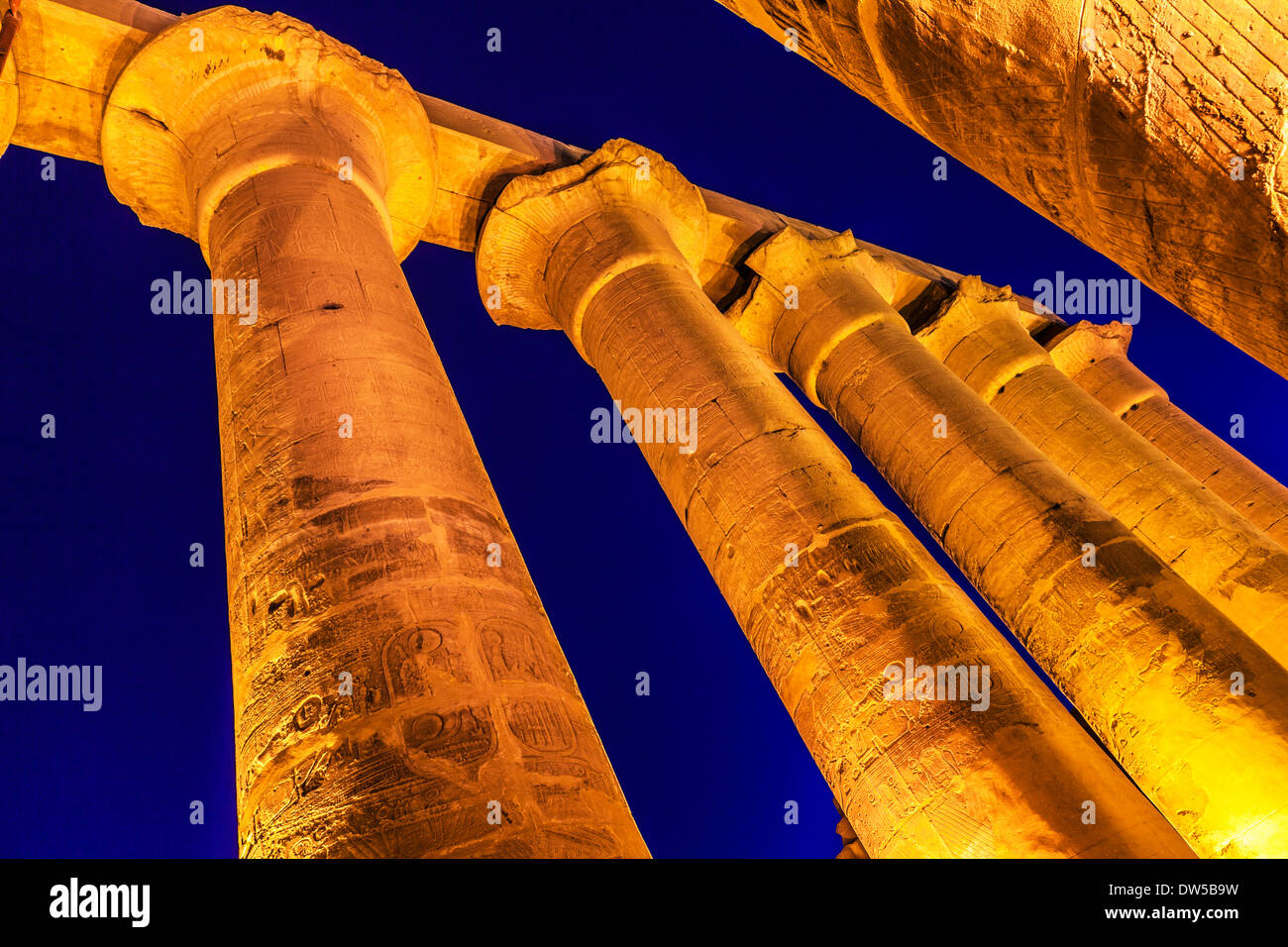 Il colonnato di Amenofi III al Tempio di Luxor. Foto Stock