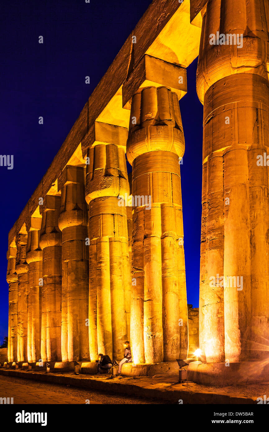 Il grande hypostyle hall di Amenhotep III al Tempio di Luxor. Foto Stock