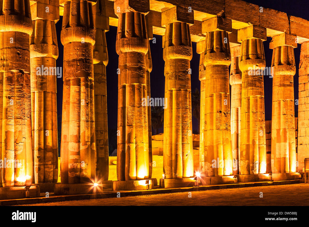 Il grande hypostyle hall di Amenhotep III al Tempio di Luxor. Foto Stock