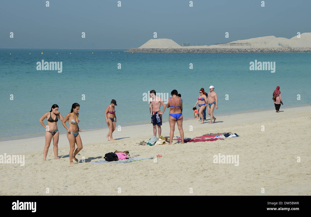 DUBAI - Le Sabbie invitanti dal mare Arabico vicino al Burj Al Arab hotel Foto Stock