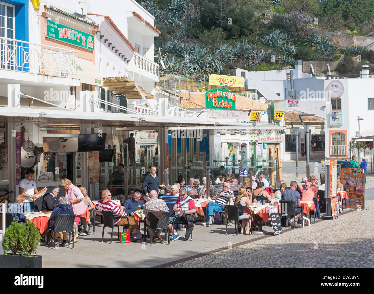 I turisti a bere in un bar centro storico di Albufeira, Algarve, Portogallo, Europa Foto Stock