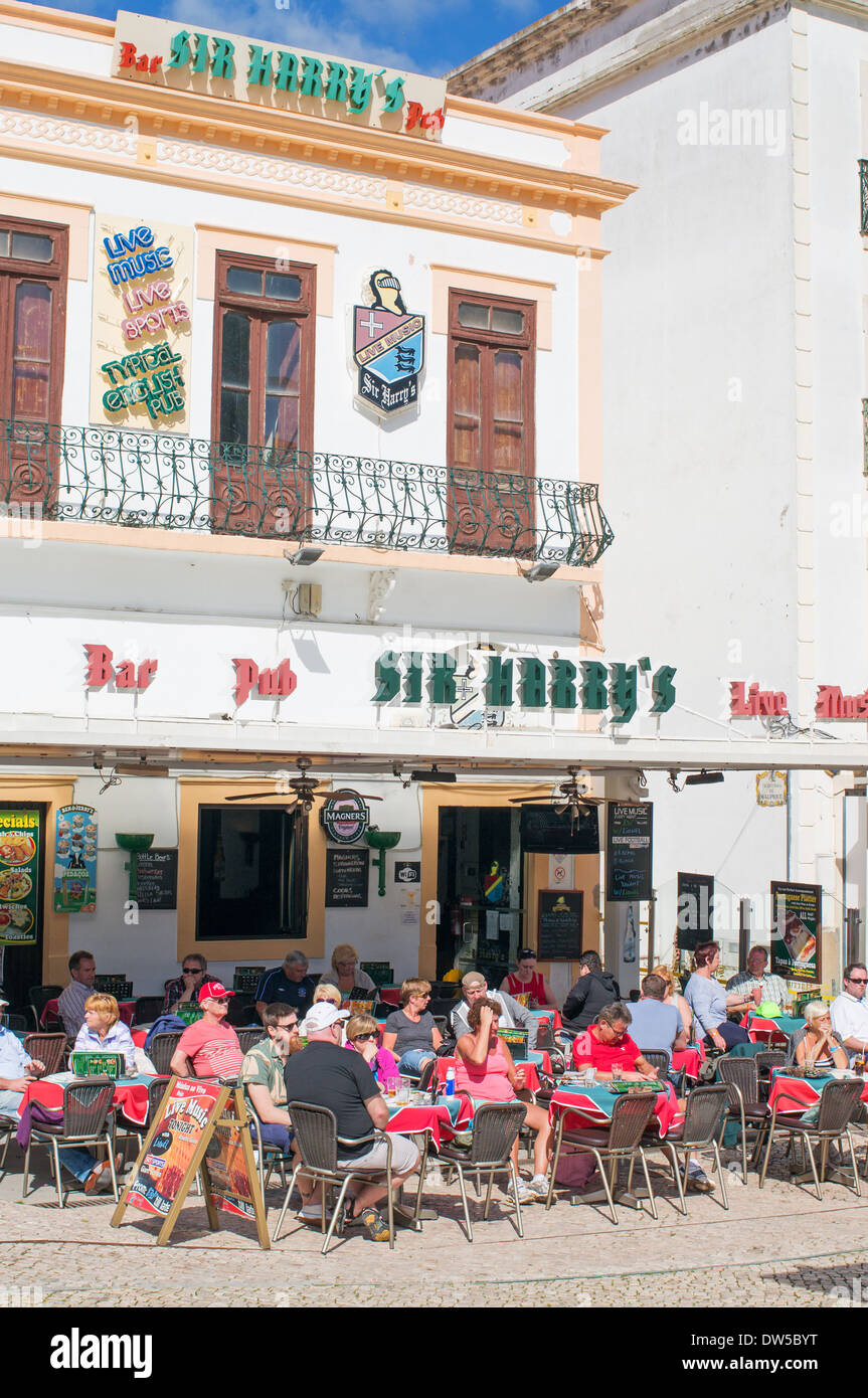 La gente seduta al di fuori di Sir Harry's Bar lbufeira città vecchia Algarve Portogallo, Europa Foto Stock